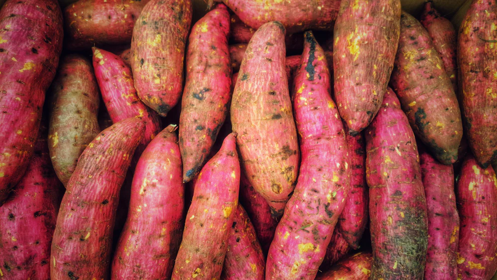 Rosa und gelbe Süßkartoffeln, eng aneinander liegend